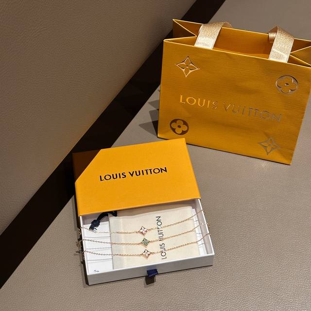 Lv手链 经典款迷你尖圆花手链 白粉贝母四叶草带钻手链 新增天河色 一款满足所有少女心的手链 背后原版Logo 戴上Bulingbuling你就是人群中最闪亮的