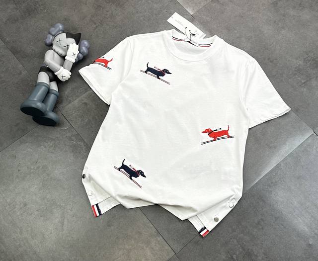 潮牌 Thom Browne 小狗滑板刺绣圆领短袖 240G双纱潮牌专用棉 纹理清晰 质感满满 同缸定染1 1无色差精密纯棉螺纹 层搭叠穿 自留好货 强烈推荐~