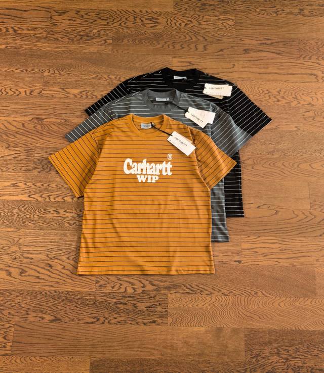 Carhartt Wip 字母印花条纹圆领短袖 杨幂同款 经典条纹元素 简约百搭更耐看 美式街头风格 标志性字母印花设计 230G纯棉面料 舒适透气 不易变形