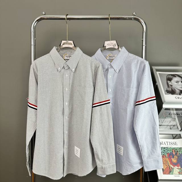 thom Browne 春夏男士舒适时尚百搭长袖衬衫 顶级版本经典Tb手臂织带衬衫 衣服选用百分之百进口全棉高密度牛津纺面料 亲肤透气 棉可以分为不同形式的全棉