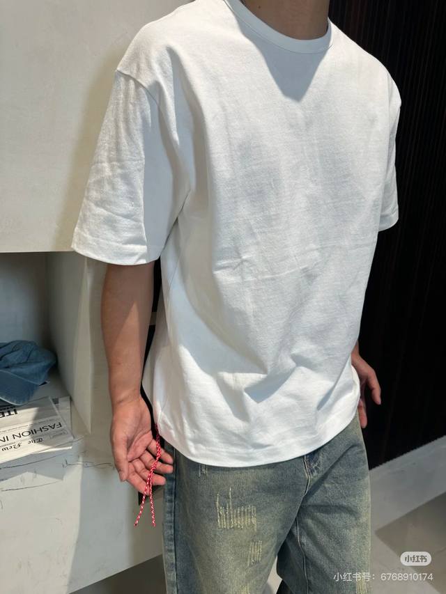 经典红绳 原厂品质 Bms Japan 纯色 红绳 短袖T恤 男女款 面料采用260G全棉精梳双纱面料 表面蚀毛工艺处理 手感和肤感极佳 下摆处机器锁眼 定织定