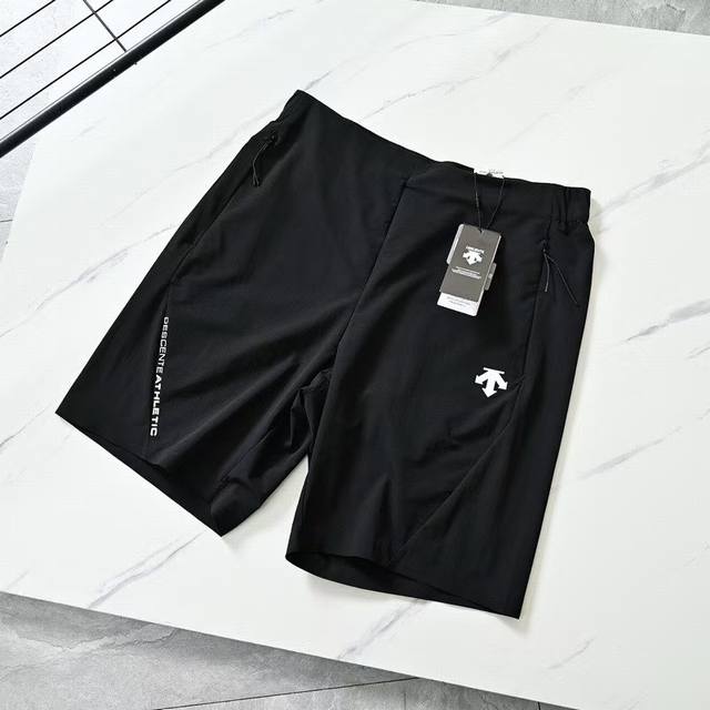 descente 迪桑特夏季新款男士冰丝运动短裤五分裤 机能户外与城市休闲于一体的短裤 延续了集运动跑步的专业性能又有城市休闲风格 剪裁版型拿捏很好 修身但不紧