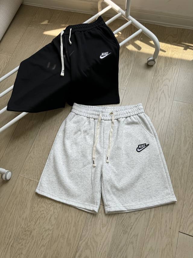 Nike 耐克 Nk 经典简约刺绣贴布小标男女情侣款短裤 高品质300克高克重华棉面料 亲肤透气不起球 刺绣Logo点缀 时尚又个性 超级洋气的一款 强烈推荐单