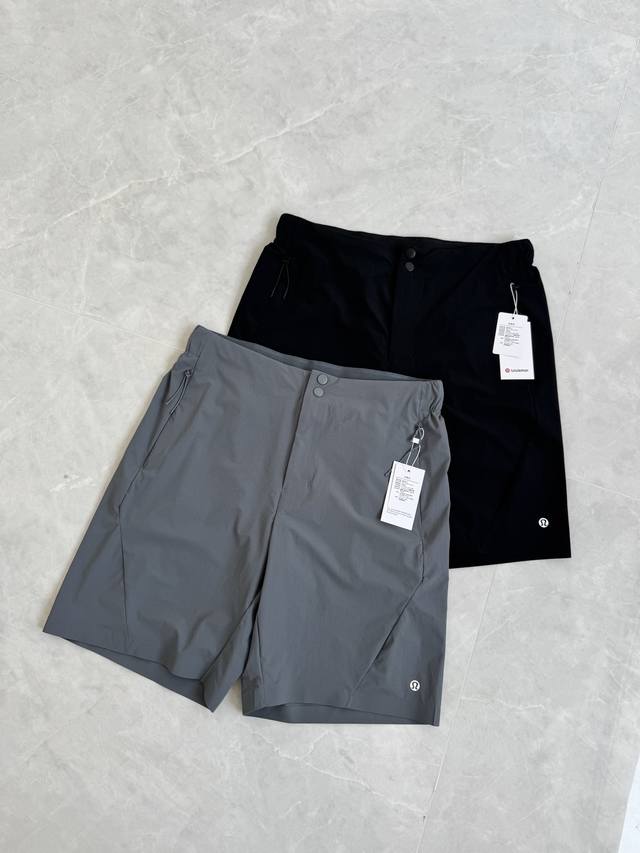 Lululemon 露露两粒扣速干无痕压胶户外徒步休闲运动尼龙隐藏式拉链口袋短裤 这款短裤具有多项功能,是徒步 攀岩 沙滩 滑翔 漂流 登山 自驾游 郊游和野营