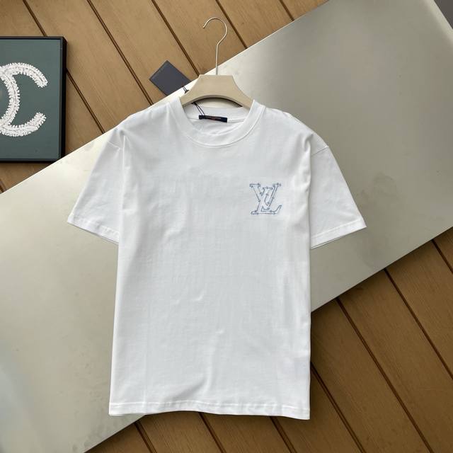 专柜还原顶级复刻版 Louis Vuitton Lv路易威登 闪耀一夏的时尚密码圆领短袖 夏天到了 是不是又在为每天穿啥 T 恤发愁 别挠头了 Lv 浮雕短袖