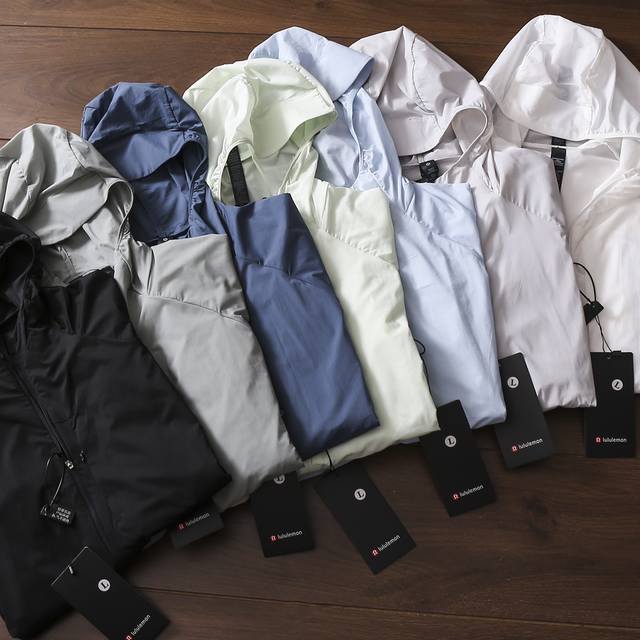 严选好货 Lululemon新款男女连帽防晒皮肤衣外套 官网同步在售 客供轻量化科技防晒面料 薄如蝉翼 舒适透气 可有效阻隔紫外线 3D立体裁剪版型 胸前拉链口