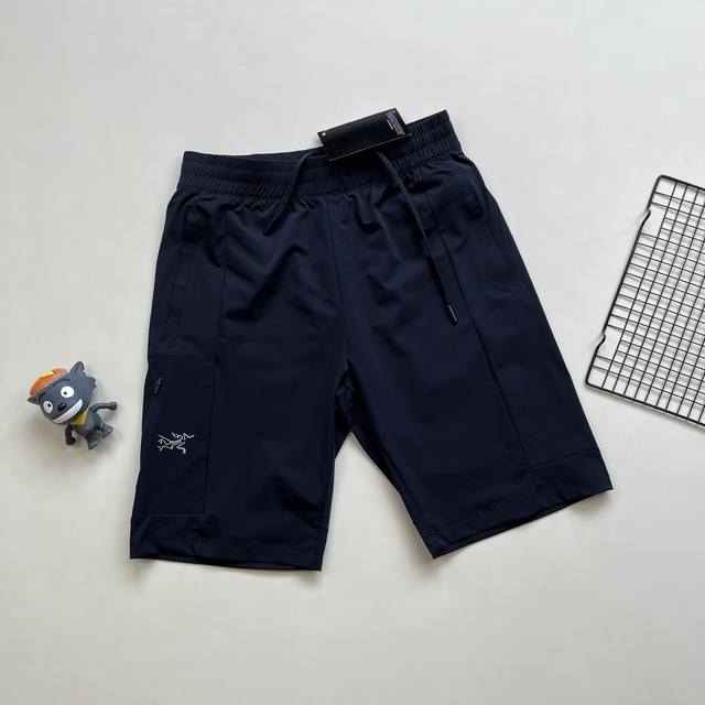 arcteryx 始祖鸟透气运动短裤 顶级速干面料 上身舒适透气 排汗速干 功能强大 立体修身裁剪 版型超级赞 拉链加裤脚经典Logo印花 短裤整体更轻盈透气
