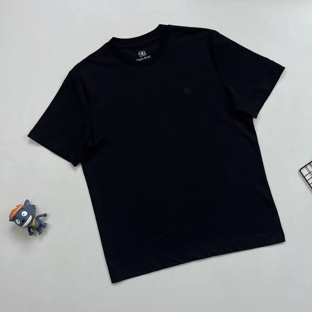 kolonsport可隆经典刺绣短袖 高品质定制面料 轻盈透气 上身瞬间感受清凉 柔软亲肤 带来极致舒适体验 经典简约款式 重工刺绣 做工极佳 简约不简单 细节