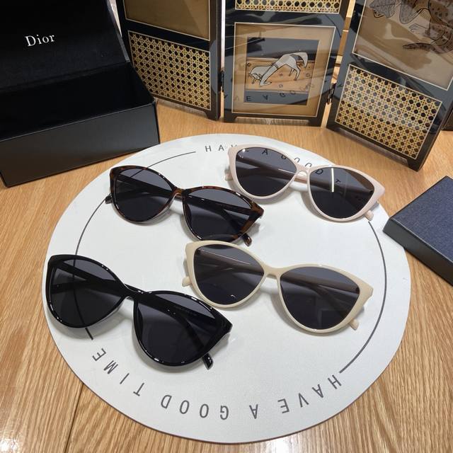 迪奥猫眼太阳镜 解锁你的专属时尚密码 顶级版本 配礼盒 时尚达人们看过来 迪奥这几款猫眼太阳镜 简直是时尚圈的 宝藏单品 真的超级好看 质感无敌 颜色 黑色 米