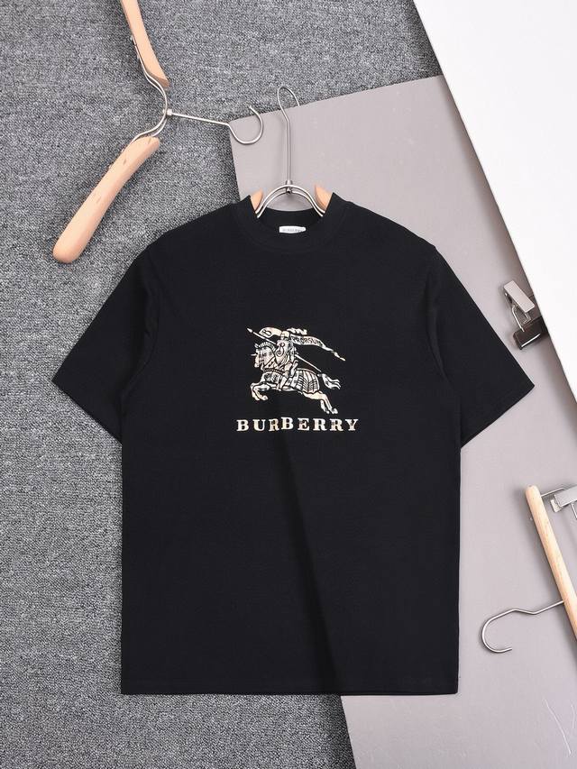顶级版本 Burberry 巴宝莉 Bbr 2025夏季新款 胸前战马压胶工艺 圆领短袖T恤男女同款 采用定制双股双纱纯棉面料,洗水定型处理 不变形不缩水 胸口