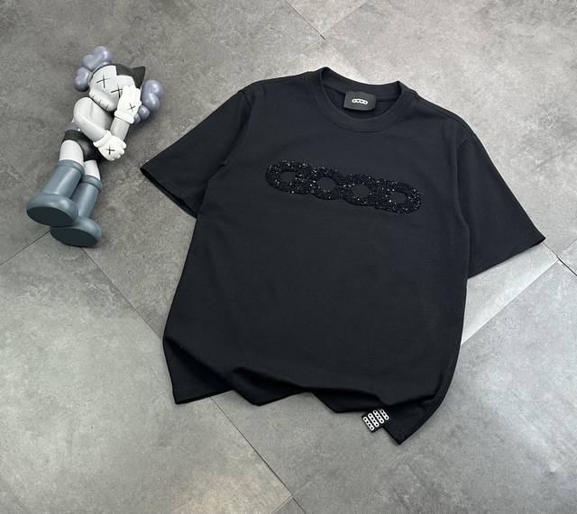 潮牌 Goodbrand高品亮片点缀情侣款短袖T恤 240G双纱潮牌专用棉 纹理清晰 质感满满 同缸定染1 1无色差精密纯棉螺纹 层搭叠穿 自留好货 强烈推荐~