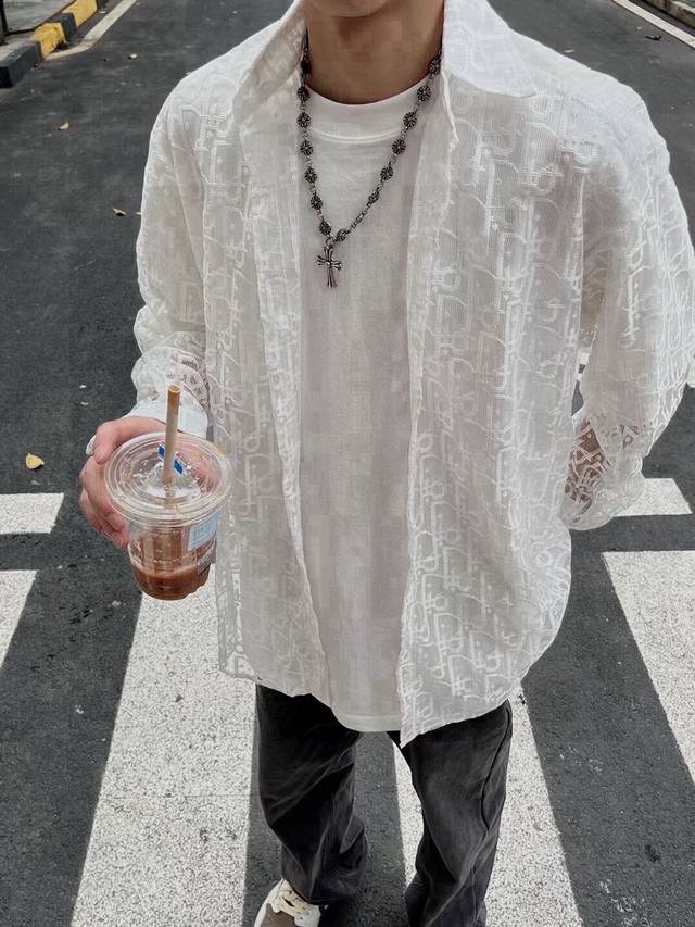 品名 Dior 迪奥24Ss春夏新款镂空立体提花防晒衣衬衫外套 版型 宽松 面料 立体提花镂空面料 颜色 白色-黑色 尺码M-L-Xl 胸围 衣长 肩宽 M 1