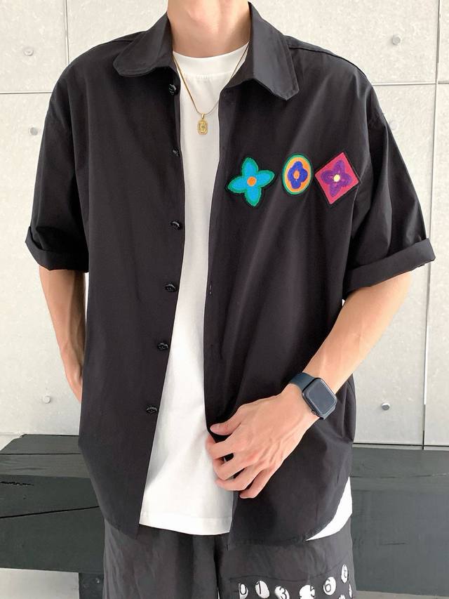 高品质 品名 Lv 25Ss新款立体刺绣花工艺字母印花短袖衬衫外套 版型 宽松版 面料 21支纯棉 颜色 白色 -黑色 尺码M-L-Xl 胸围 衣长 肩宽 m