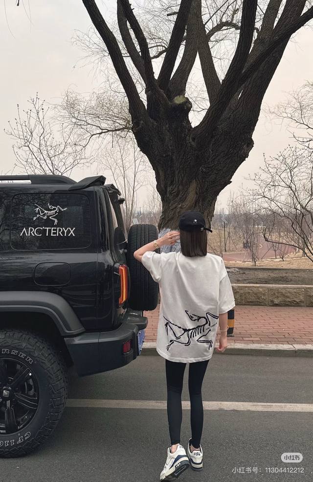 高品质 品名 始祖鸟 Arc'teryx 24Ss 后背大鸟印花Logo图案设计 男女同款圆领纯棉短袖T恤 版型 宽松版 面料 330G全棉精梳棉 颜色 黑 白