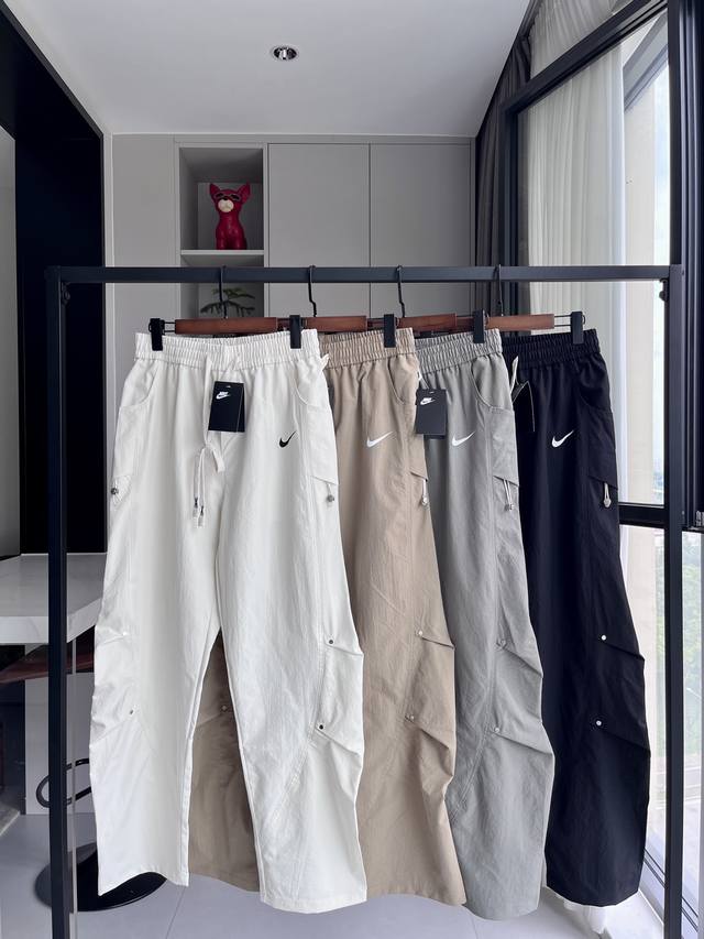 耐克工装褶皱直筒裤 Nike耐克美式铆钉褶皱直筒裤卫裤 Ins韩版夏季新款 松紧腰宽松显瘦显高 采用优质面料 细节质感极佳后面口袋搭配膝部铆钉设计更显潮流正品廓