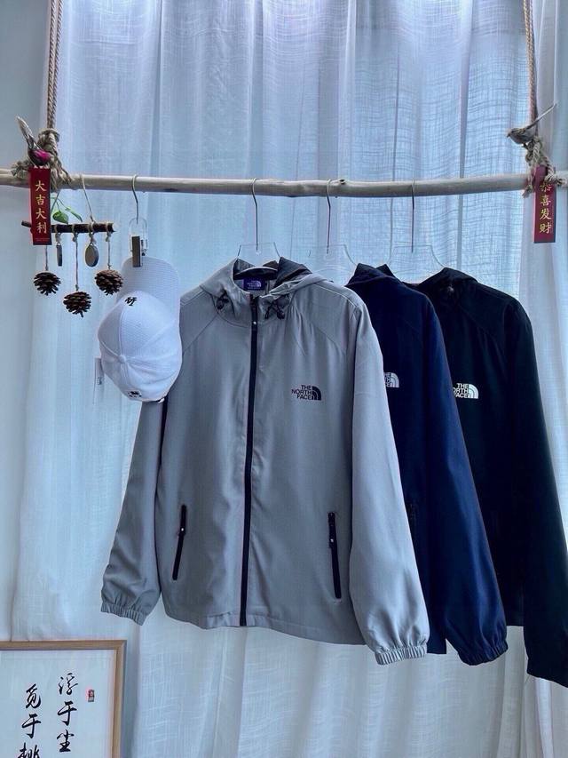 Tnf北面紫标连帽外套 the North Face紫标连帽百搭机能防风冲锋衣连帽外套夹克 宽松显瘦 高品质 三条防水拉链 帽绳有注塑调节扣可随意调节 穿着方便