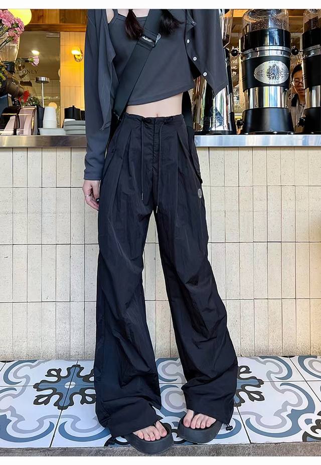 露露Lululemon工装裤休闲裤女 夏季新款高腰宽松阔腿裤直筒裤高个子裤子 高腰设计能够拉长你的身形比例 使你看起来更加高挑迷人 宽松的阔腿设计 让你在运动中