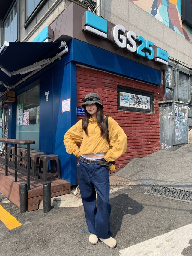Lululemon 露露乐檬 亮黄吸睛 Lululemon 短款防晒冲锋衣 lululemon 女生专属单品来袭 亮眼黄色短款冲锋衣 融合棒球服潮流基因 利落剪