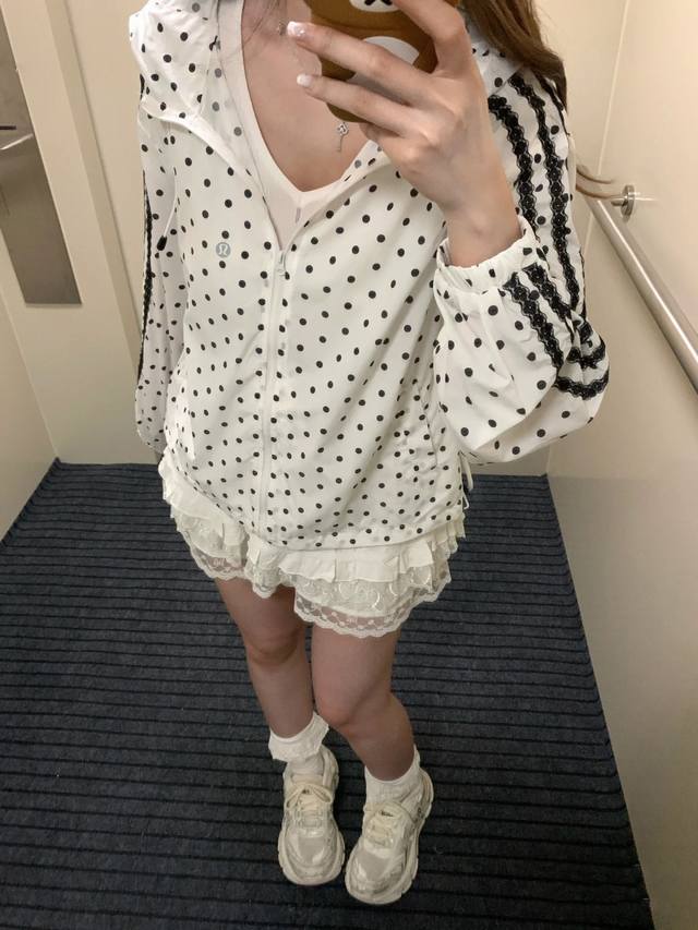 露露乐蒙Lululemon 被追着要链接 Lululemon 蕾丝波点防晒衣美疯 谁懂啊 Lululemon 2025 夏季新款蕾丝边拼接波点连帽防晒衣 直接美