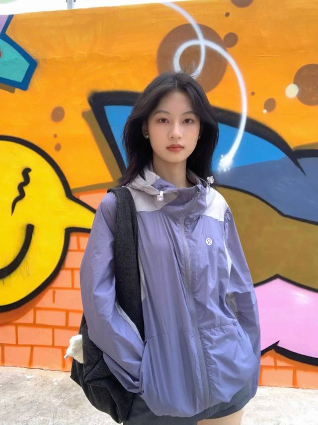 露露乐蒙Lululemon 被追问无数次 Lululemon 这件防晒服神了 宝子们 Lululemon 又放大招啦 这款新款户外轻薄拼色结构激光透气防晒服 也