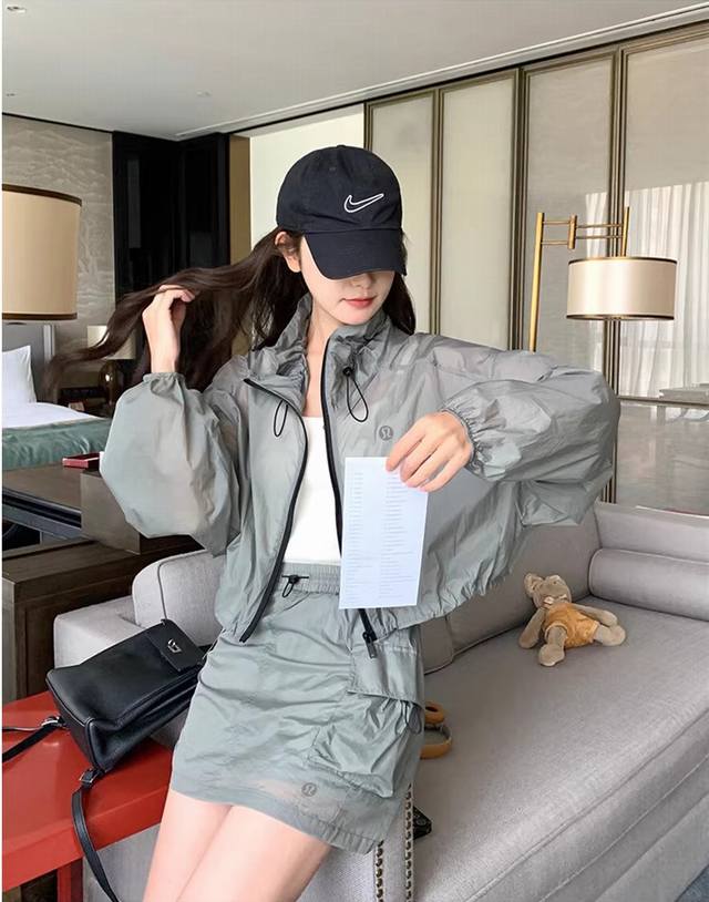 露露乐蒙Lululemon 哇塞 Lululemon 这套防晒衣裙美炸了 宝子们 Lululemon 又一惊艳力作 薄款防晒衣套装裙 专为小个子女生打造 轻松解