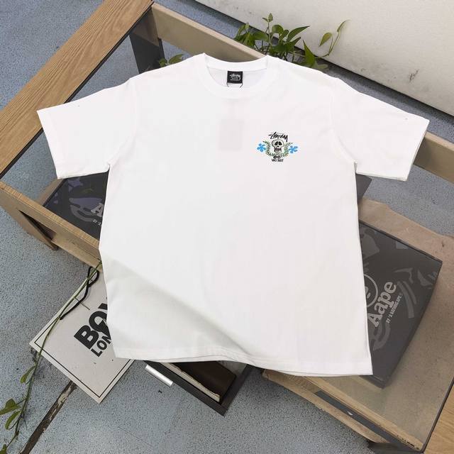款号 Xbnb082 2025新款Stussy斯图西小花骷髅头图案Logo字母印花休闲情侣宽松短袖T恤 经典永远不会过时 人手必备款 260G纯棉精梳棉不起球不