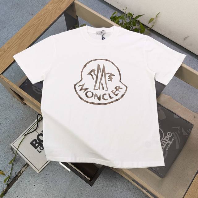 款号 Dx517 高版本 2025新款Moncler蒙口波浪公鸡铃铛图案Logo字母印花休闲情侣宽松短袖T恤 独一无二的活性环保面料染色 32支双纱精梳纯棉爽滑
