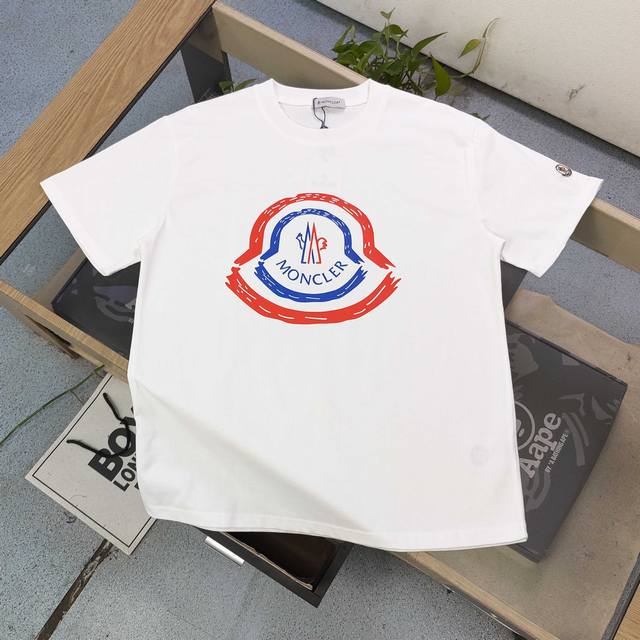款号 Dx525 高版本 2025新款Moncler蒙口蜡笔红蓝铃铛图案Logo印花休闲情侣宽松短袖T恤 独一无二的活性环保面料染色 32支双纱精梳纯棉爽滑手感