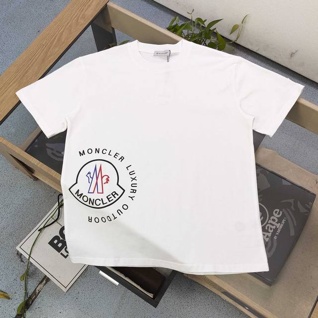款号 Dx520 高版本 2025新款Moncler蒙口侧边铃铛公鸡图案Logo字母印花休闲情侣宽松短袖T恤 独一无二的活性环保面料染色 32支双纱精梳纯棉爽滑