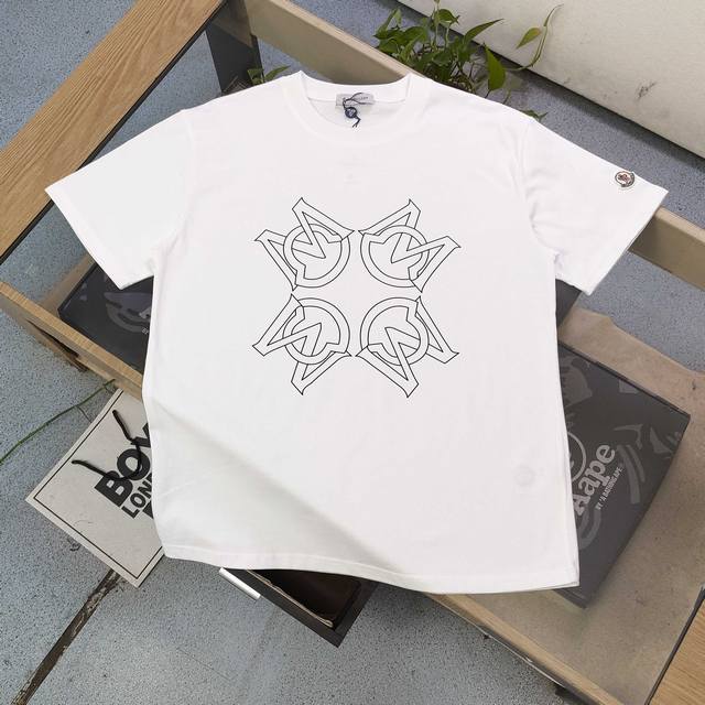 款号 Dx537 高版本 2025新款Moncler蒙口环形经典图案Logo印花休闲情侣宽松短袖T恤 独一无二的活性环保面料染色 32支双纱精梳纯棉爽滑手感 纯