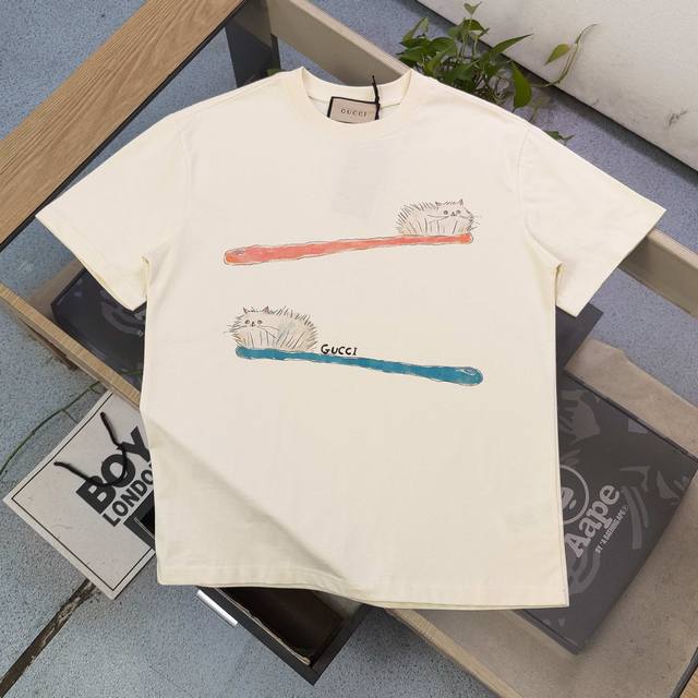 款号 Kc353 高版本 2025新款Gucci古驰两只猫咪图案Logo字母印花休闲情侣短袖T恤 独一无二的活性环保面料染色 32支双纱精梳纯棉爽滑手感 纯棉不