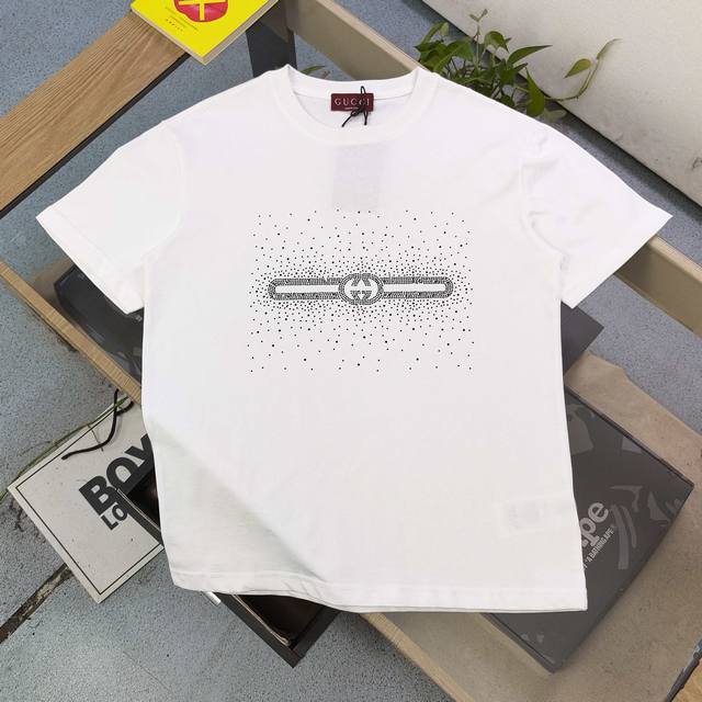 款号 Kc332 高版本 2025新款Gucci古驰烫钻星空腰带图案Logo休闲情侣短袖T恤 独一无二的活性环保面料染色 32支双纱精梳纯棉爽滑手感 纯棉不起球