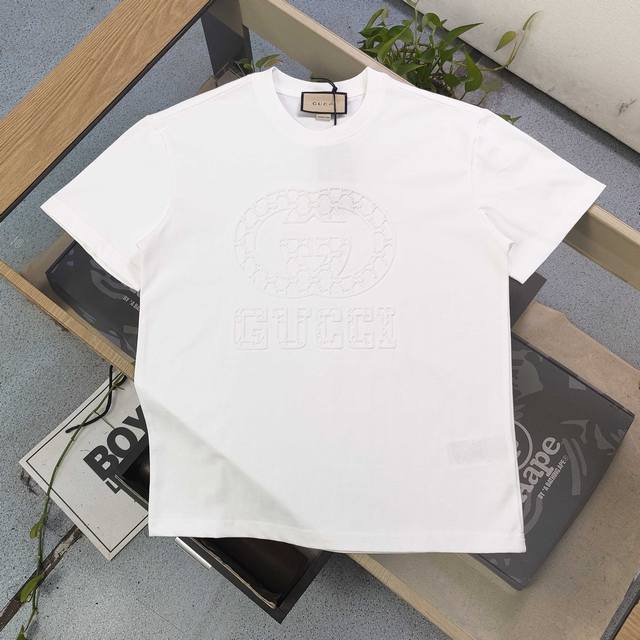 款号 Kc853 高版本 2025新款Gucci古驰简约3D压花字母图案Logo休闲情侣短袖T恤 独一无二的活性环保面料染色 32支双纱精梳纯棉爽滑手感 纯棉不