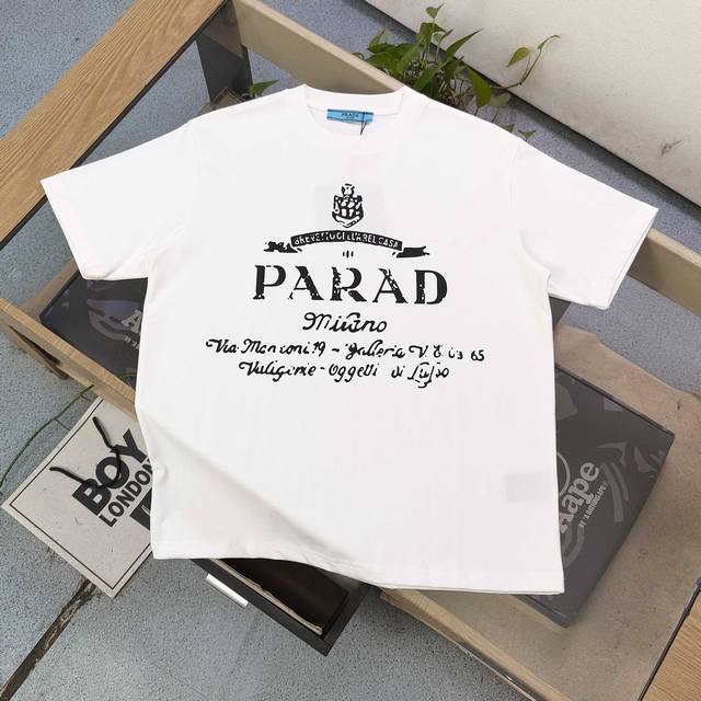 款号 Zsf7021 2025新款prada普拉达都市街头字母图案Logo印花休闲情侣短袖T恤 经典勾勒时尚轮廓 parad 字样醒目立于前 搭配精致徽章与装饰