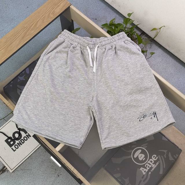 款号 Xb1013 2025新款Stussy斯图西水银字母图案Logo印花休闲情侣毛圈短裤五分裤 不要说你不喜欢这条裤子 简单的版型真的无可挑剔 看似简单 其实