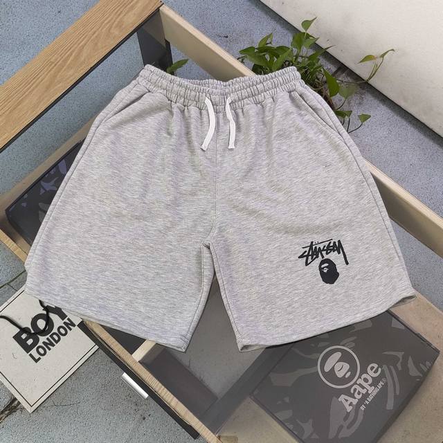 款号 Xb1049 2025新款Stussybape斯图西联名猿人头经典图案Logo字母印花休闲情侣毛圈短裤五分裤 不要说你不喜欢这条裤子 简单的版型真的无可挑