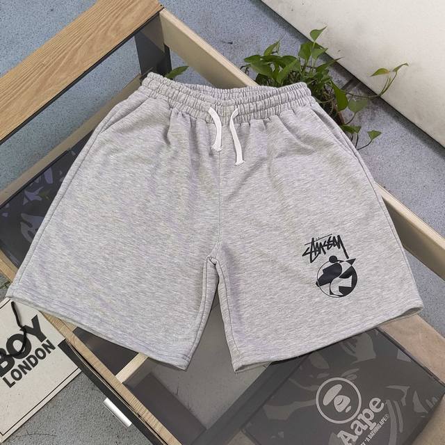 款号 Xb1047 2025新款Stussy斯图西冲浪小人图案Logo字母印花休闲情侣毛圈短裤五分裤 不要说你不喜欢这条裤子 简单的版型真的无可挑剔 看似简单