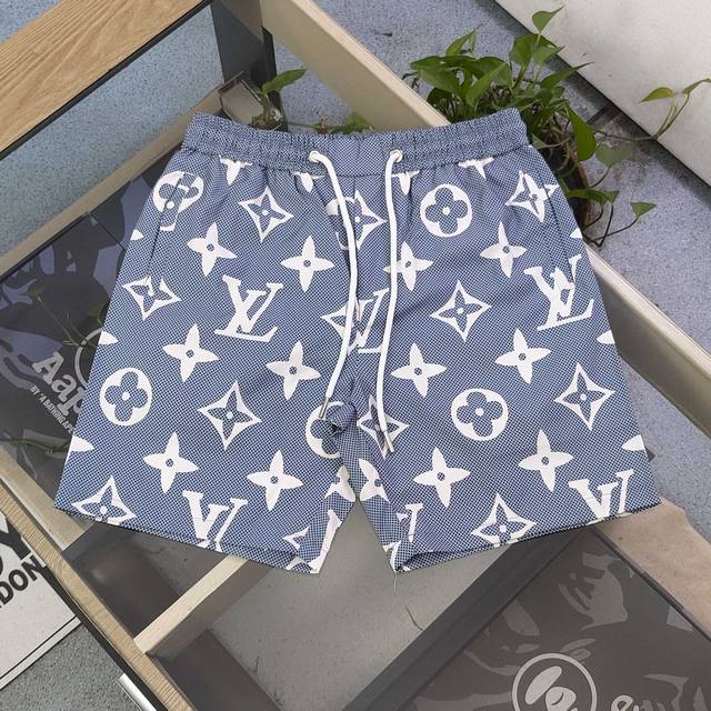 款号 Yqv2525 2025新款Louis Vuitton路易威登Lv经典四叶草图案满印Logo印花休闲情侣速干短裤沙滩五分裤 时尚与经典的完美融合 百搭不挑