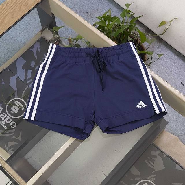 款号 Zz5523 2025新款Adidas阿迪达斯经典刺绣Logo图案绣花女士运动短裤 经典三条白杠设计 简约中尽显品牌格调 抽绳腰身 适配不同身形 打造自在
