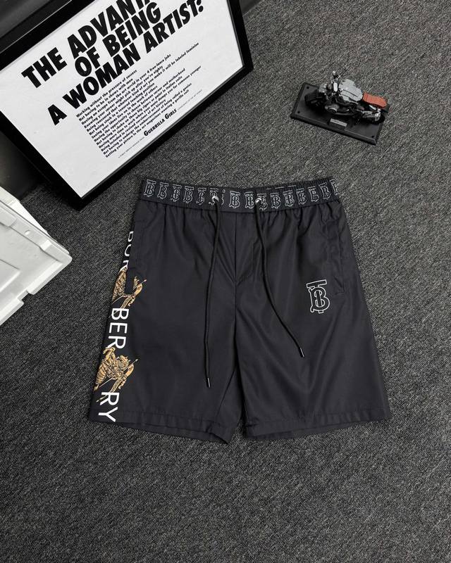 Burberry巴宝莉战马经典休闲沙滩短裤 图片由手机像素拍摄 任何ps Bbr经典格纹速干五分裤 男女同款 面料为客供聚酯纤维材质 耐脏抗皱 最适合夏天出去游