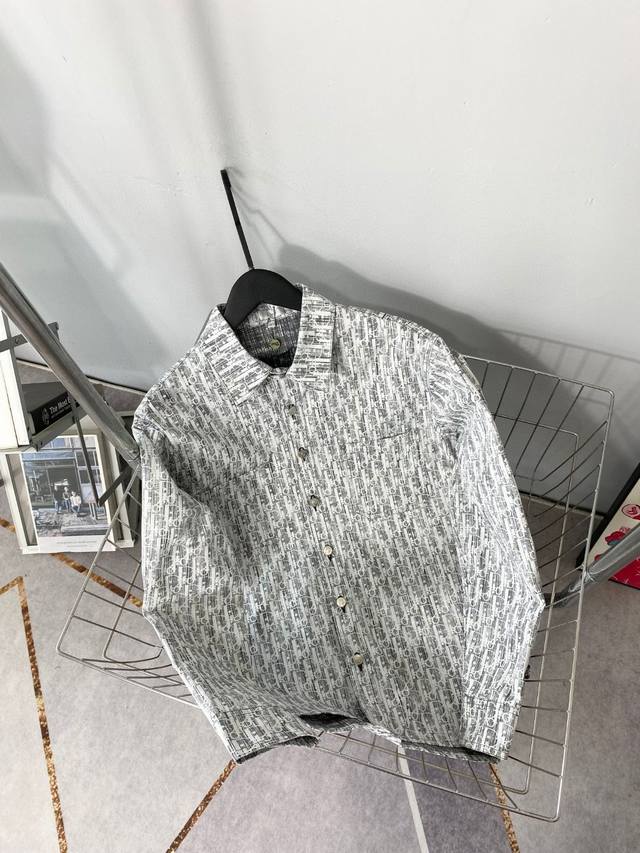 dior迪奥经典老花提花满印牛仔衬衫 慵懒风扎染灰白情侣款衬衫外套 d家本季最火的时尚单品 满印Logo的设计超级爱 老花衬衫真的太上头了 浅色系给人清爽的感觉