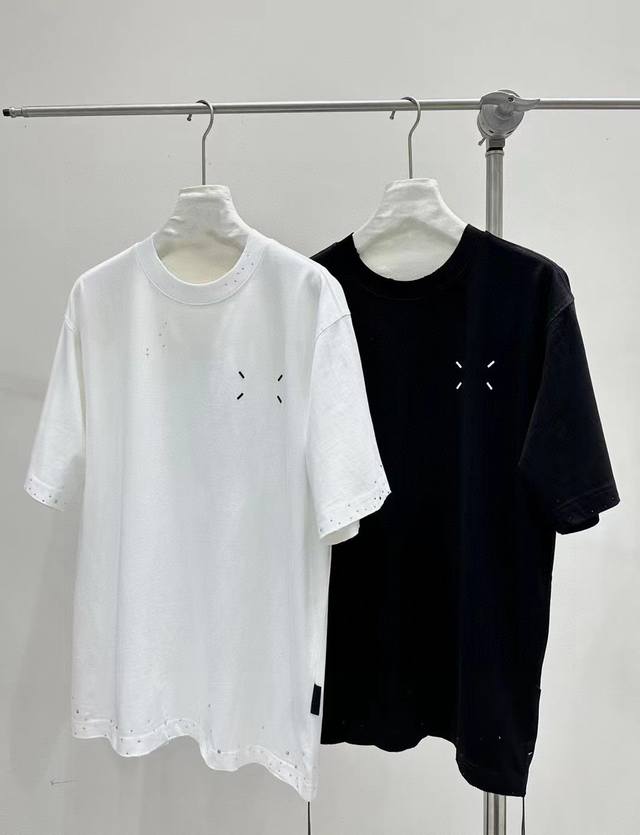 上新 mm6马吉拉男女情侣同款短袖半袖T恤 面料采用 300 克顶级高密度纯棉面料 双纱加厚重磅面料 手感厚实 质感无敌 情侣宽松Oversize版型 颜色 黑
