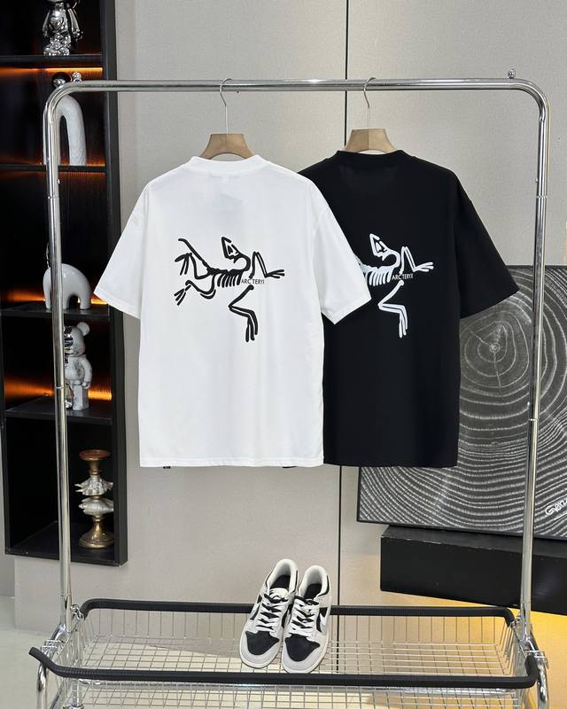 始祖鸟25Ss夏季新款后背经典大Logo情侣款短袖 超级经典的一款百搭T恤 男女同款 情侣可搭 店主强烈推荐 采用纯棉280G双纱面料 手感细腻柔软 亲肤透气