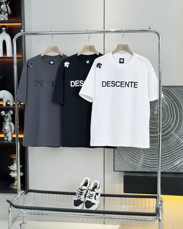 Descente 迪桑特25Ss夏季新款胸前硅胶立体字母Logo情侣款短袖 迪家超级经典的一款百搭T恤 男女同款 情侣可搭 店主强烈推荐 采用纯棉280G双纱面