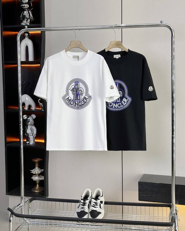蒙口25Ss夏季新款胸前重叠撞色字母Logo情侣款短袖 超级经典的一款百搭T恤 男女同款 情侣可搭 店主强烈推荐 采用纯棉280G双纱面料 手感细腻柔软 亲肤透