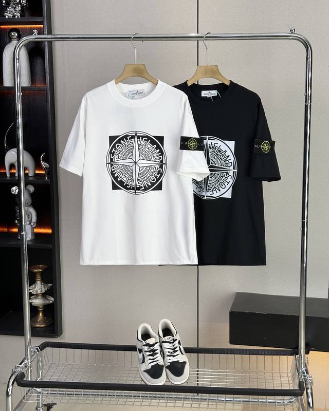 石头岛25Ss夏季新款胸前圆盘大Logo情侣款短袖 超级经典的一款百搭T恤 男女同款 情侣可搭 店主强烈推荐 采用纯棉280G双纱面料 手感细腻柔软 亲肤透气