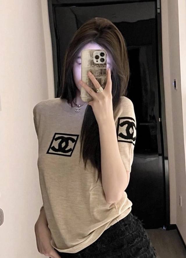 香奈儿新款奶茶色方块刺绣Logo短款T恤 我真的太喜欢香香氛围美女制造机吧 超显贵高级奶茶 上身真的温柔晕了 三处小香方块刺绣Logo腔调感爆棚 不同年纪都反复