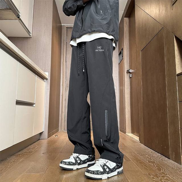 Arc'teryx 始祖鸟海外户外防水冲锋裤 男女同款休闲裤 今年流行的面料 小红书主播推荐 上身质感满满 版型立体 完美修饰腿型 可随意日常搭配 不费劲就能穿