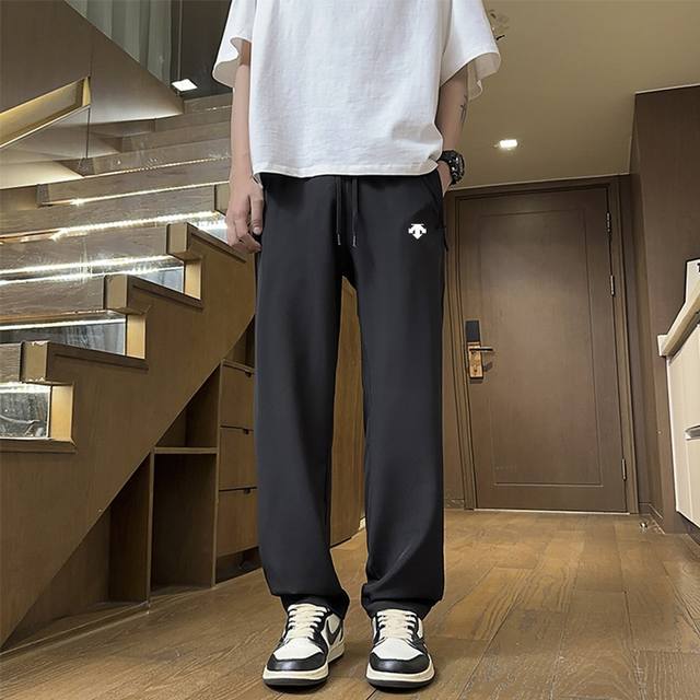 春夏衔接冰丝裤 Descente 迪桑特伞兵裤 男女同款 海外专柜机能休闲裤 小红书主播推荐 上身质感满满 版型立体 完美修饰腿型 可随意日常搭配 不费劲就能穿