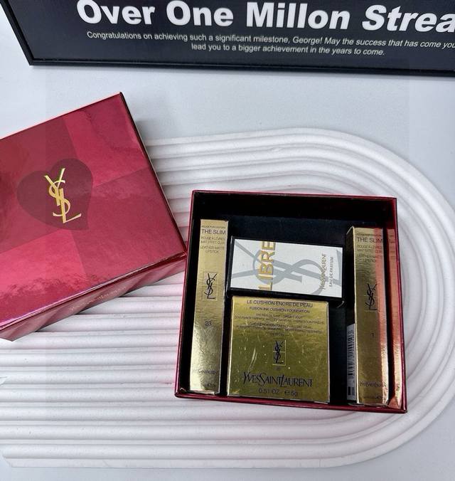 Ysl自由气垫小金条四件套 专柜品质小金条口红 气垫口红香水礼盒来袭 绝对不能错过的一个套盒送人真的太有魅力了 气垫套盒里的Ysl小金条2支 最爱的颜色和最爱的